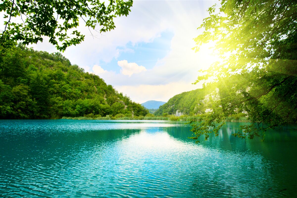 Fototapet decorul se înalță deasupra munților tropicali