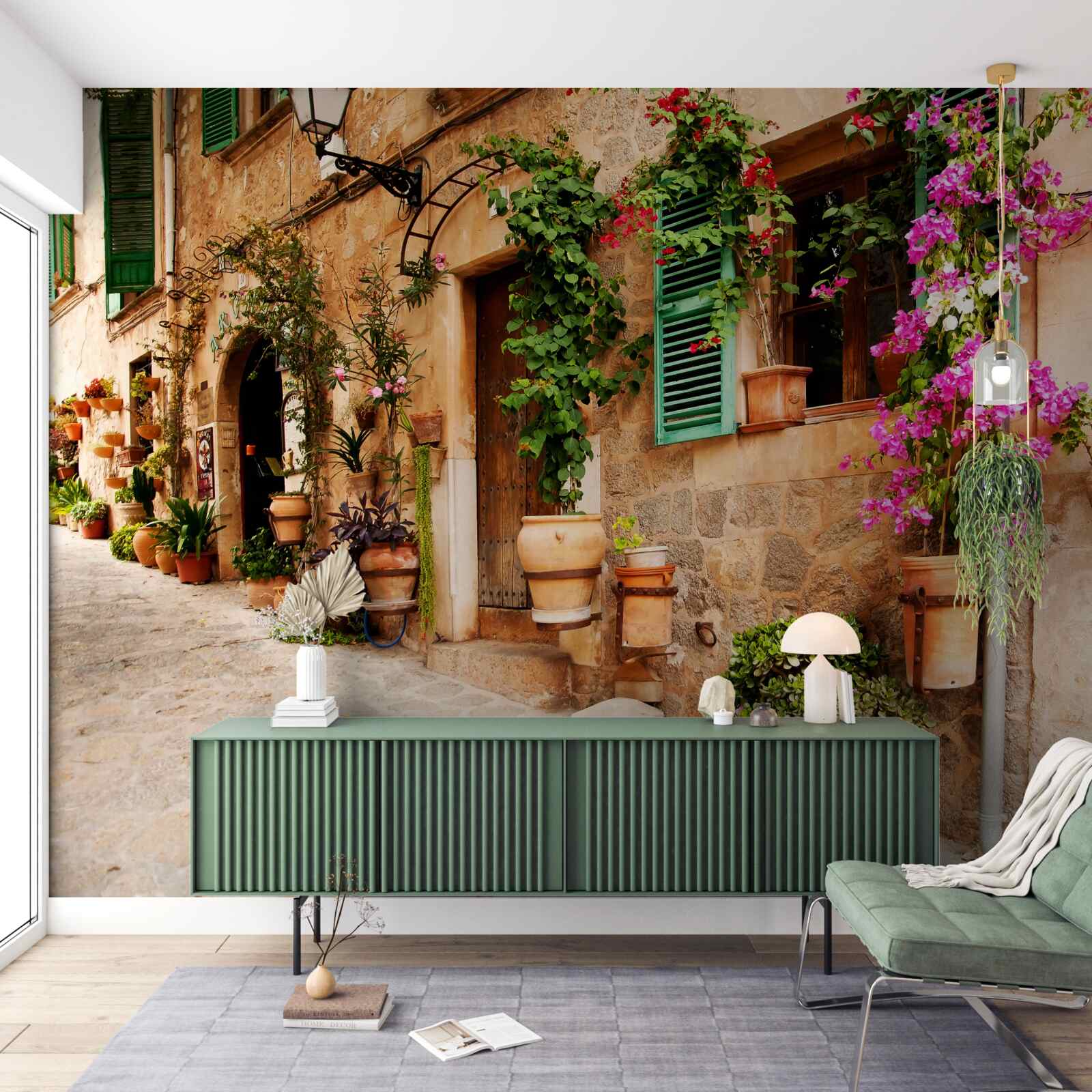 Fototapet stradă veche în pantă decorată cu flori