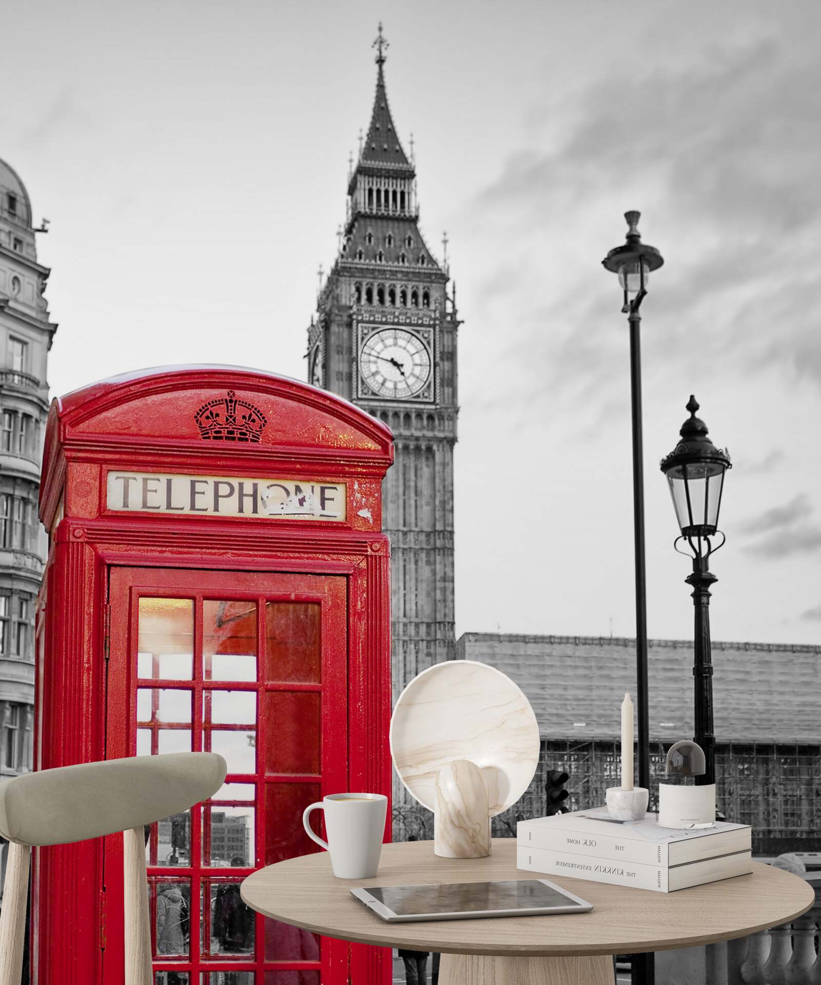 Fototapet în centru, lângă Big Ben, există o cabină telefonică roșie
