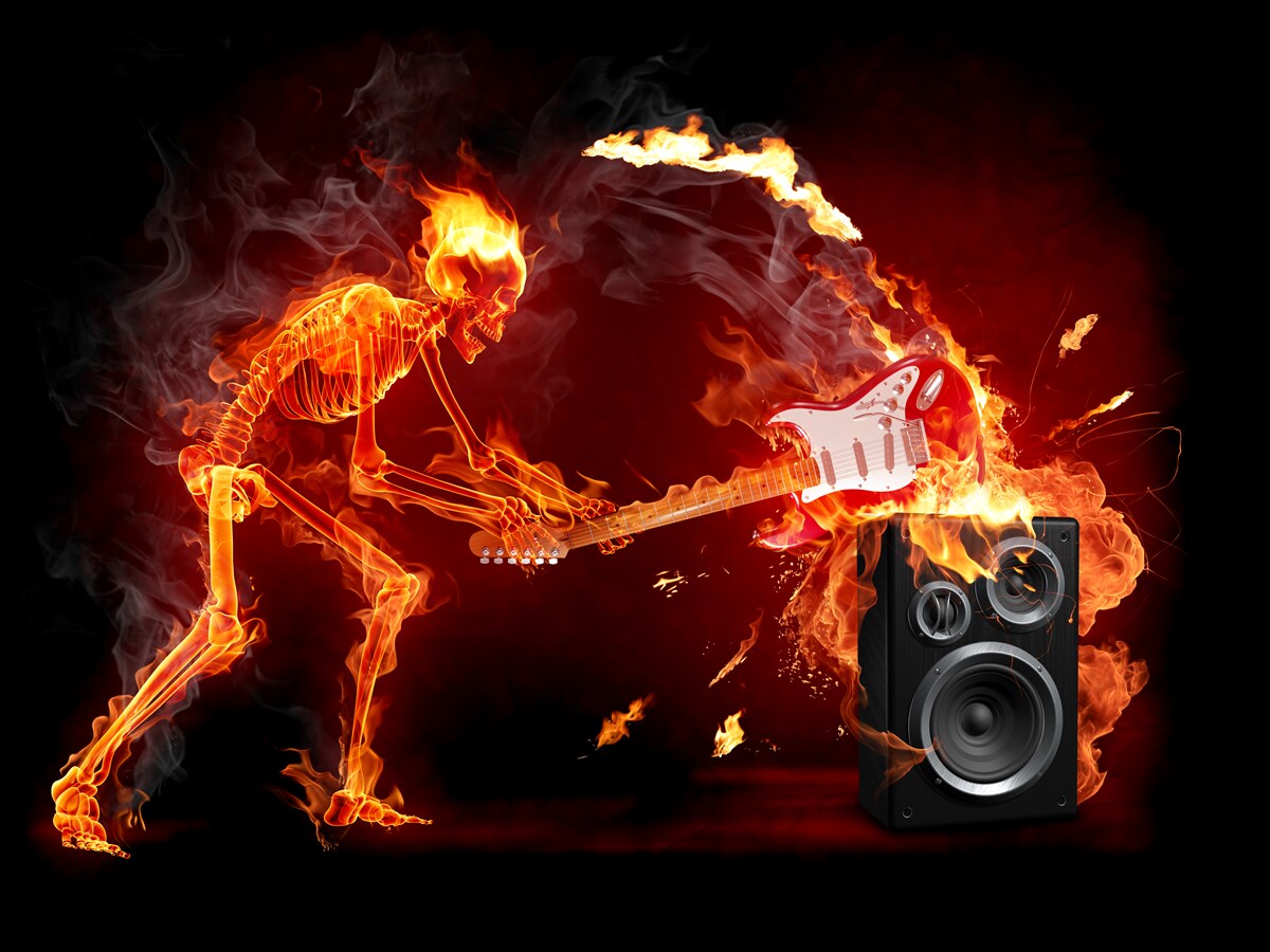 Fototapet artistul distruge chitara pe amplificator