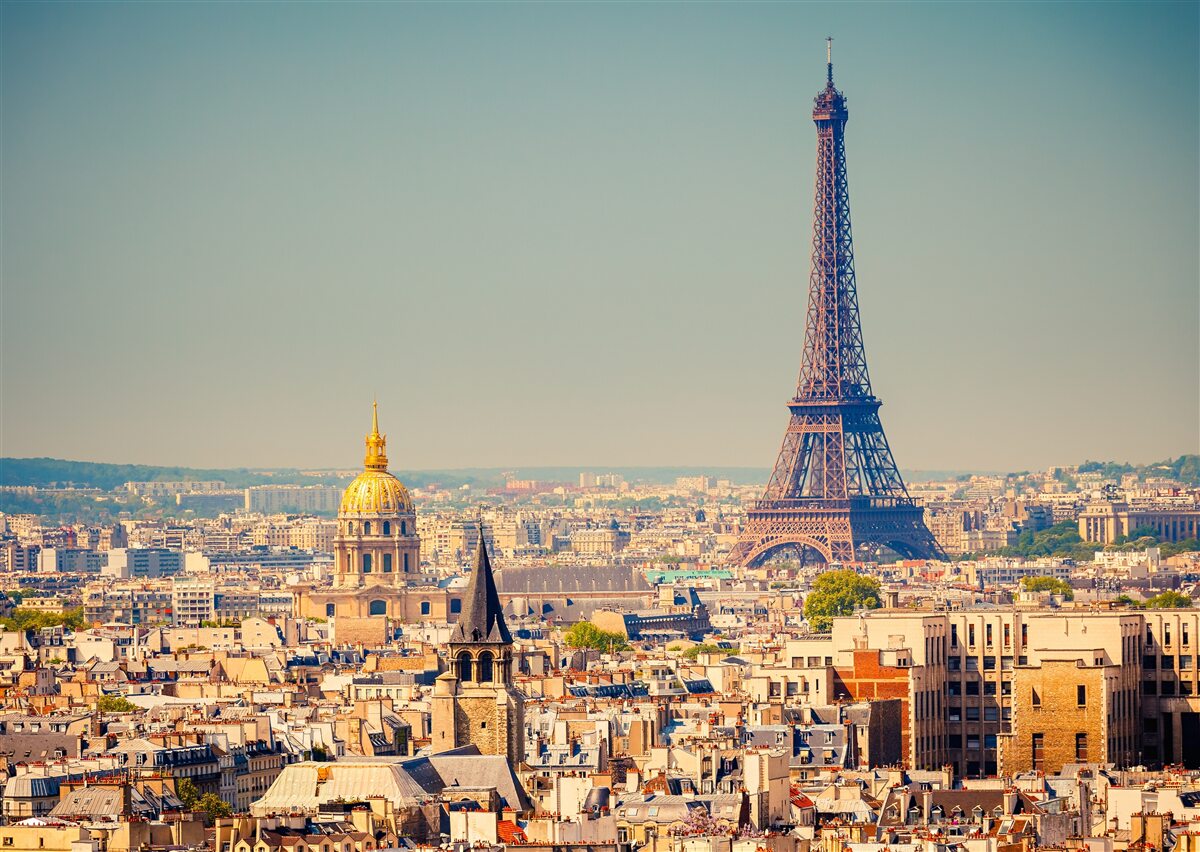 Fototapet turnul eiffel se înalță deasupra unui oraș imens