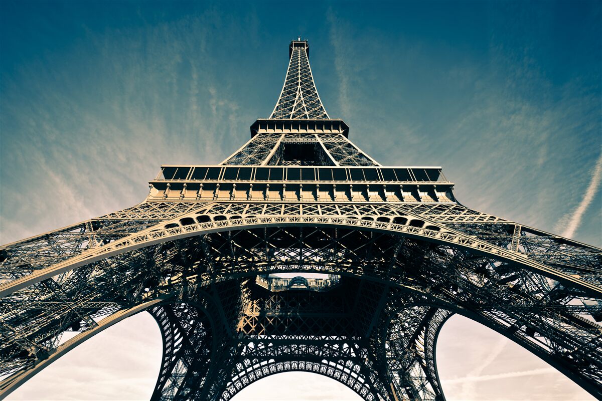 Fototapet vedere a turnului eiffel dintr-un punct mai jos