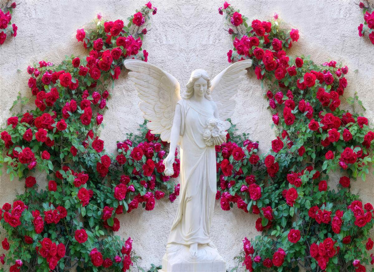 Fototapet statuie a unui înger înconjurat de flori cărămizii