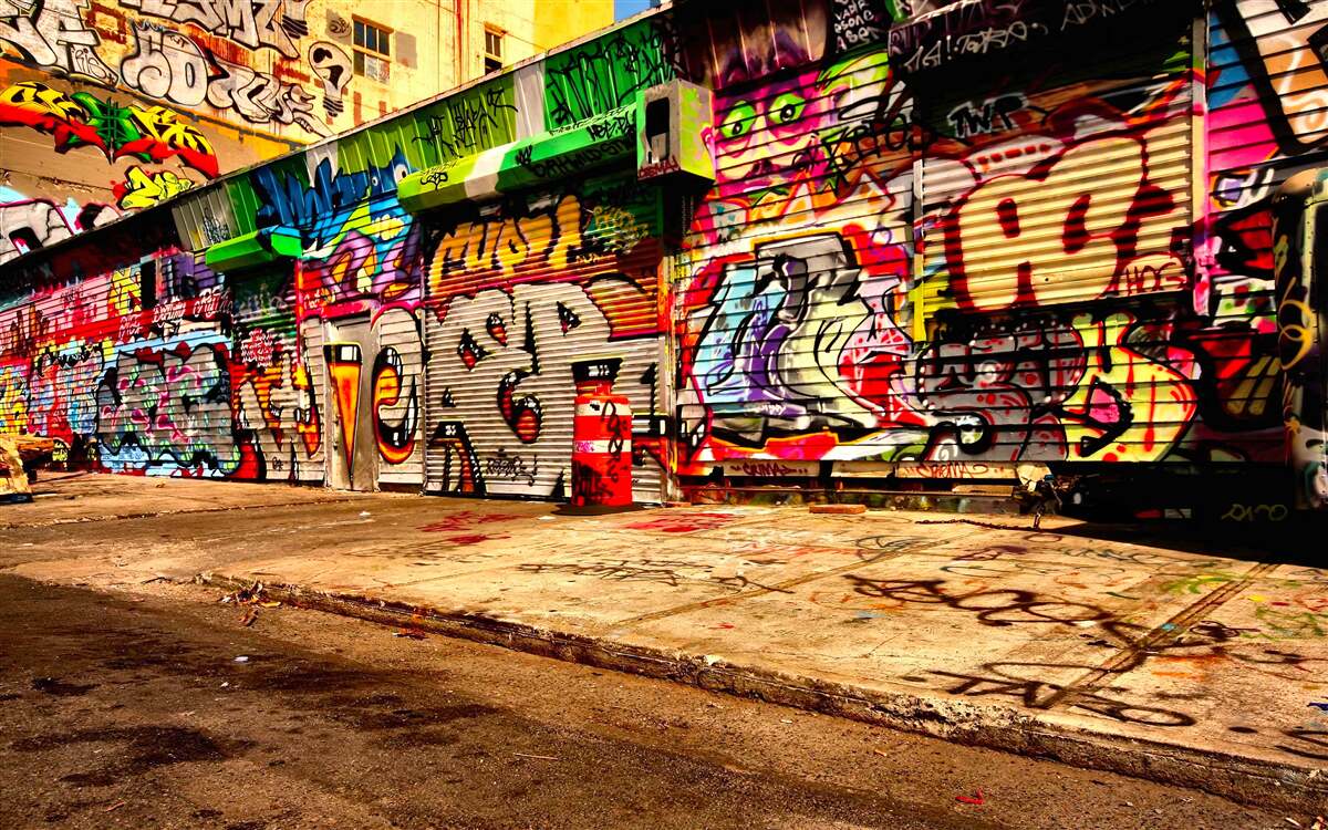 Fototapet clădirile de pe stradă sunt decorate cu graffiti