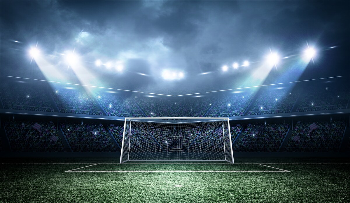 Fototapet teren de fotbal luminat de proiectoare