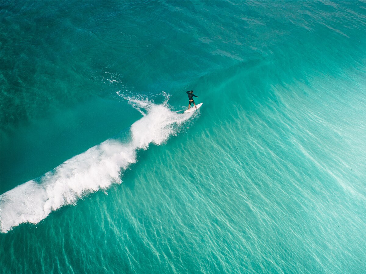 Fototapet un surfer singuratic în imensitatea oceanului