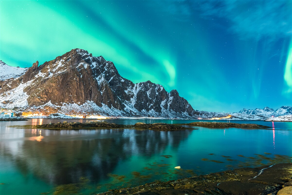 Fototapet aurora boreală deasupra vârfului