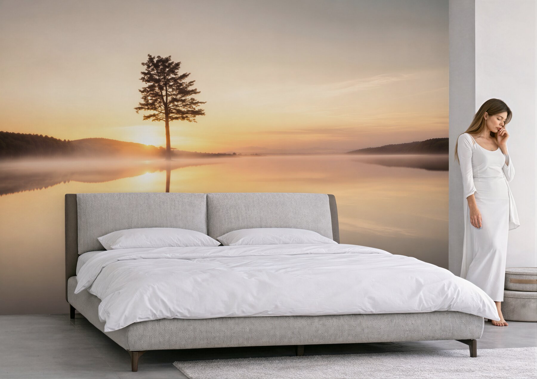 Fototapeta samotne drzewo nad jeziorem o wschodzie słońca we mgle